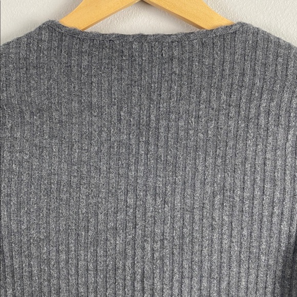 Abercrombie & Fitch Ribbed Knit Short Sleeve Crop Top | V Neck, Ruched/Keyhole - Picture 5 of 14